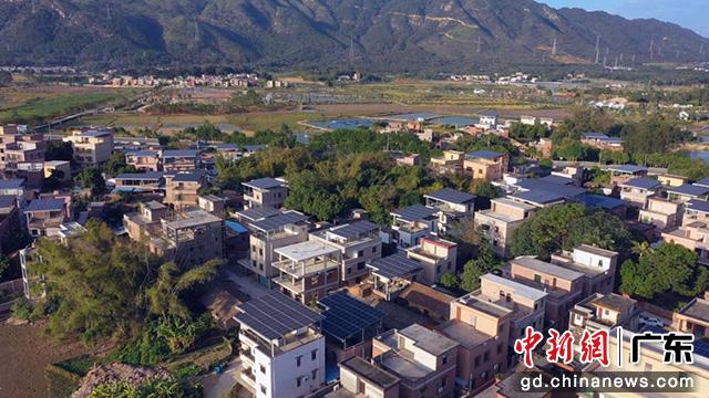 广东省清远市清城区新马村屋顶光伏实现了区域内现有用电负荷的“碳中和”(周晓 摄)