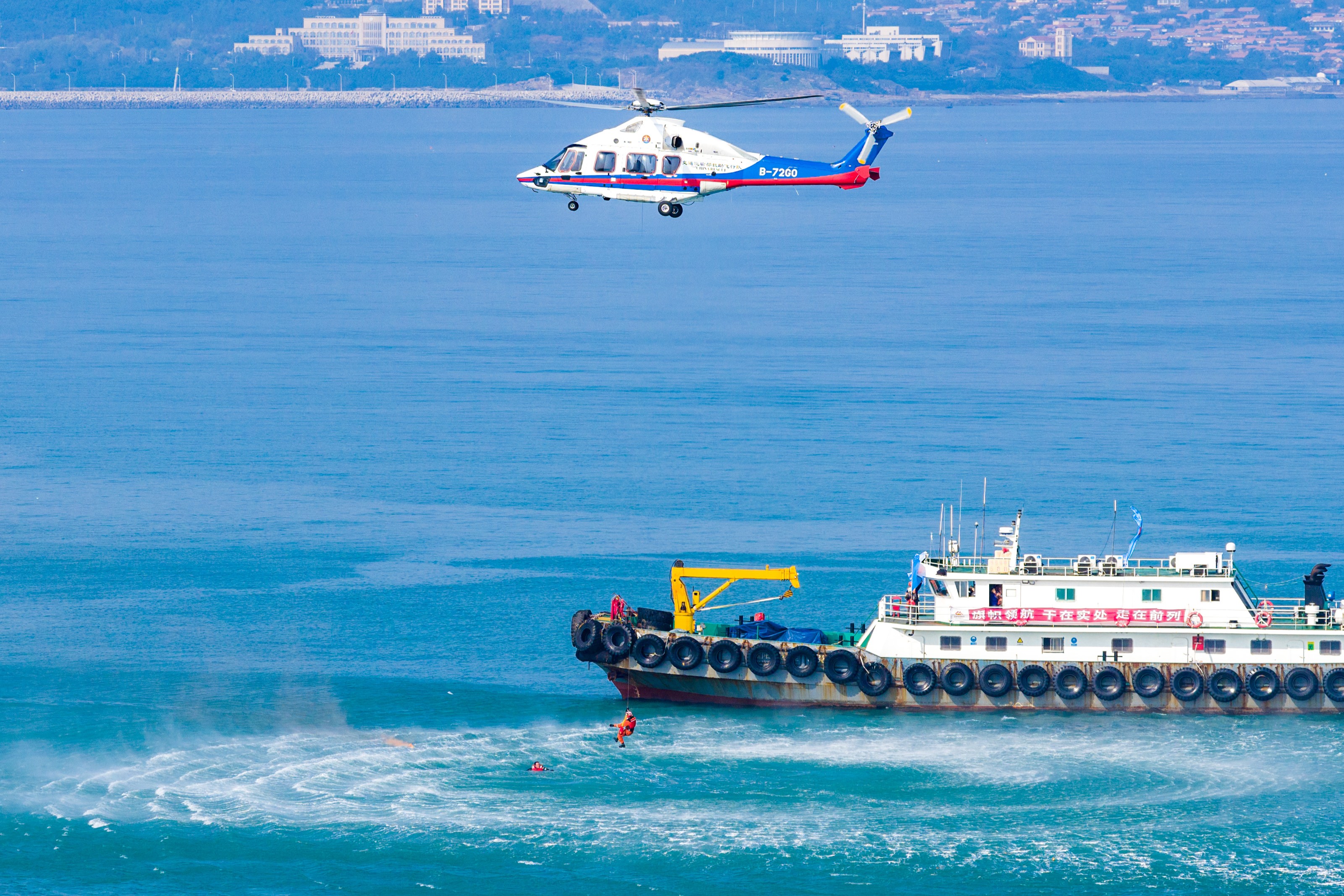 6.图为本次演习科目二“落水人员搜寻与救助”中，山东省海上搜救中心在收到求救信号后迅速行动，采用救生艇和直升机的方式，搜救落水人员。--摄 杨雪梅.jpg