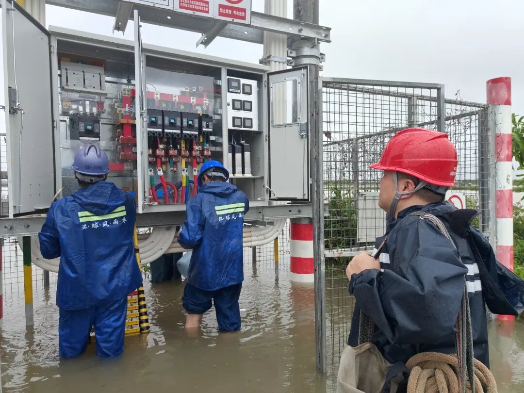 抢修队员逐一对村内13台受浸公用变压器配电箱开展淤泥清理、部件擦拭、绝缘检测，全方位排查线路受潮漏电风险。.jpg