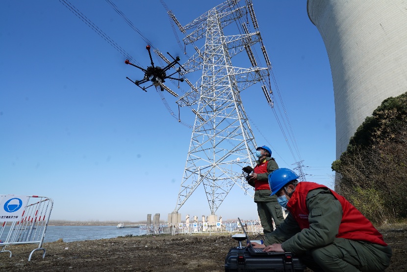 國(guó)網(wǎng)湖北電力員工操作無(wú)人機(jī)對(duì)輸電線路通道進(jìn)行運(yùn)維。于江攝