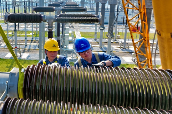 近日,南方电网广西南宁供电局500千伏邕州变电站,变电一所技术人员正在对变电站设备进行检修。马华斌摄
