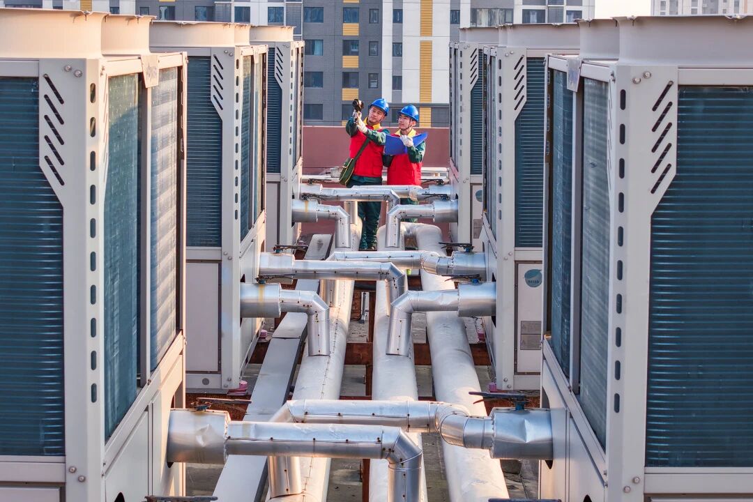 国网济宁供电公司工作人员对空气源热泵取暖设备开展用电隐患排查