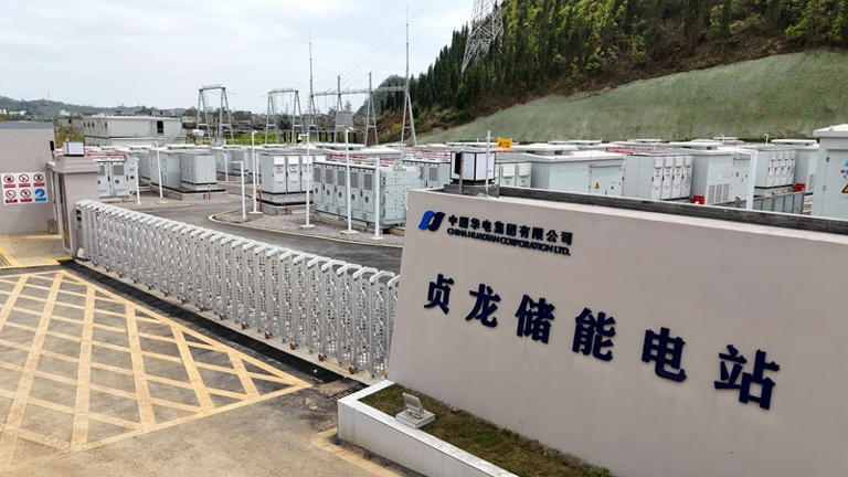 2、贞龙储能电站一角。 2、贞龙储能电站一角。