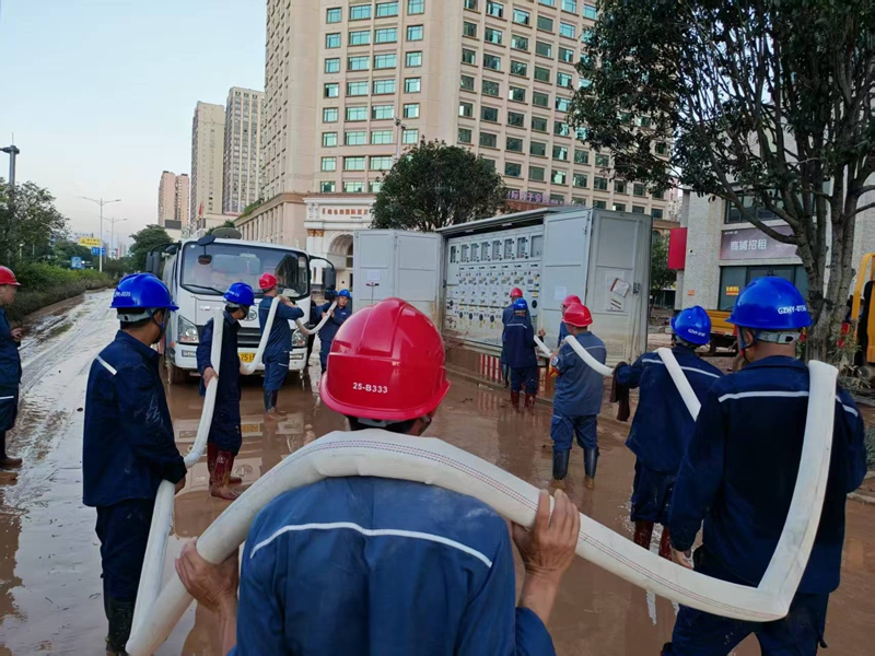 南方电网兴义兴仁供电局驰援广西贵港抢险复电人员对10千伏普旺线受灾线路环网柜进行清理修复。陈子健 摄