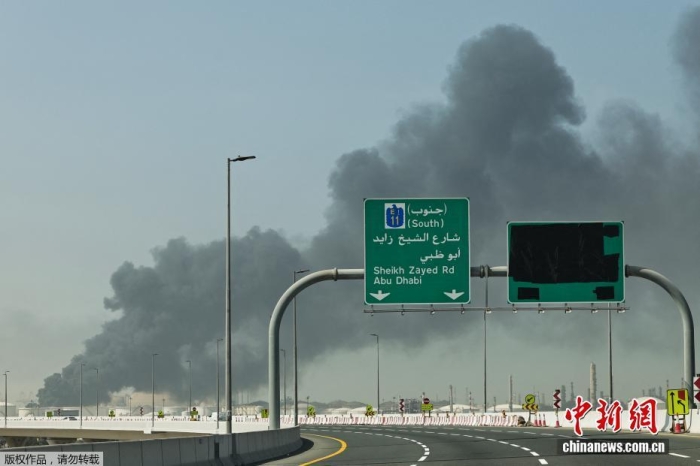 资料图：3月1日，阿联酋迪拜多处地点发生爆炸，冒起浓烟。据外媒报道，美国和以色列对伊朗发动空袭后，美国在巴林、约旦、卡塔尔、科威特、阿联酋和沙特阿拉伯的军事基地遭到袭击。