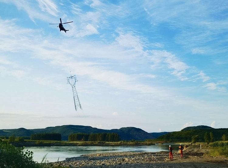 國家電網直升機緊急支援！空降鐵塔 恢復供電