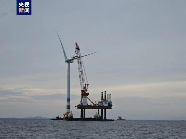 廣西首個海上風電項目首臺風機完成吊裝