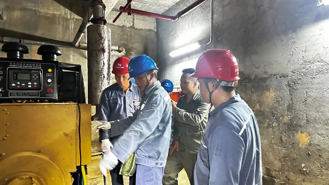 受台风“蝴蝶”影响，海南白沙黎族自治县所辖四季春天小区配电房进水、小区楼栋断电。海南电网白沙供电局邦溪供电服务中心组织工作人员对小区配电房开展抽水、发电、配电线路检查等工作。（李冲冠）.jpg