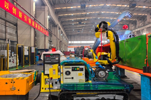 图为神东煤炭自行走全场景大件焊接机器人进行焊接作业