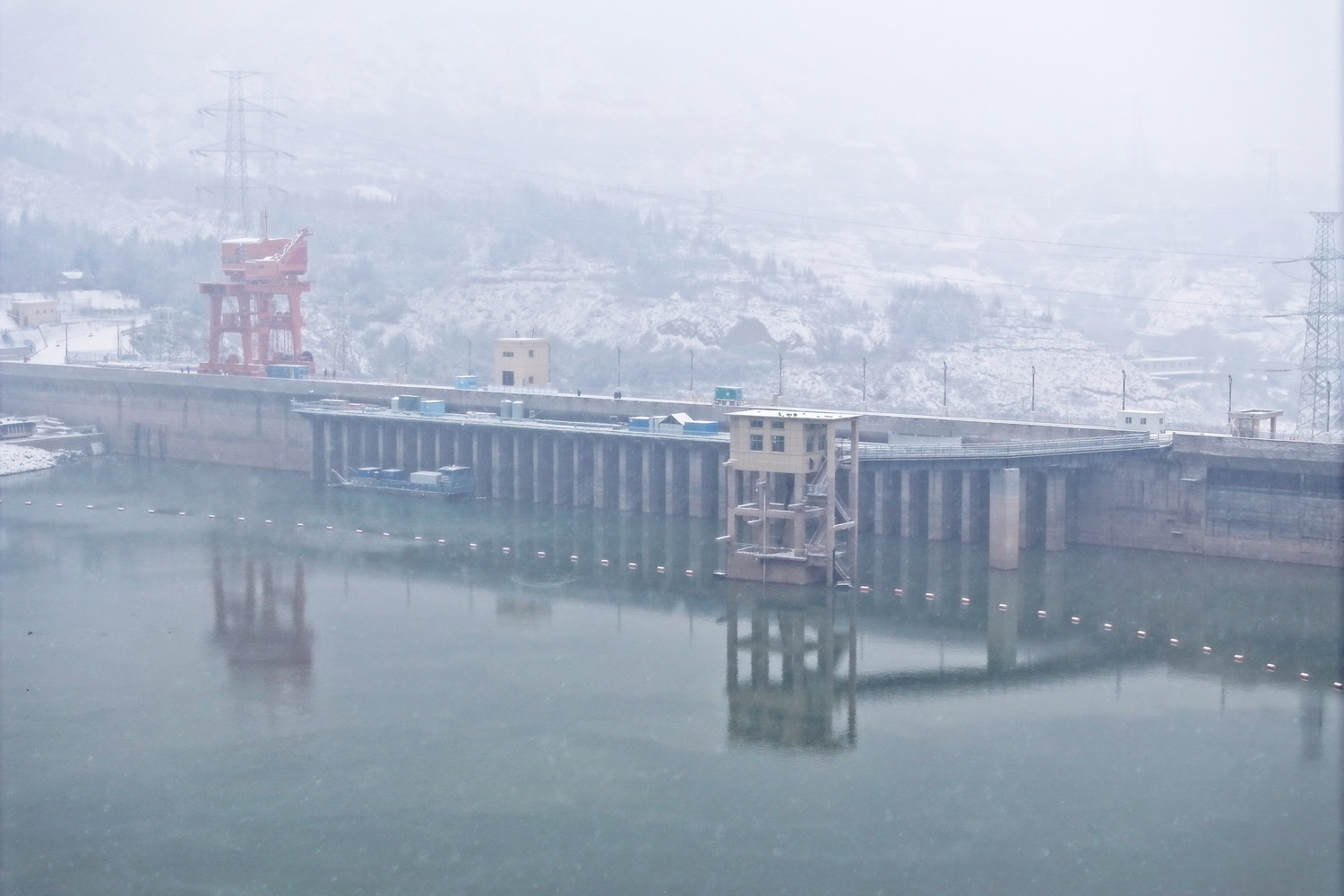 刘家峡水电厂：“以雪为令”应对寒潮降雪天气 (1).JPG