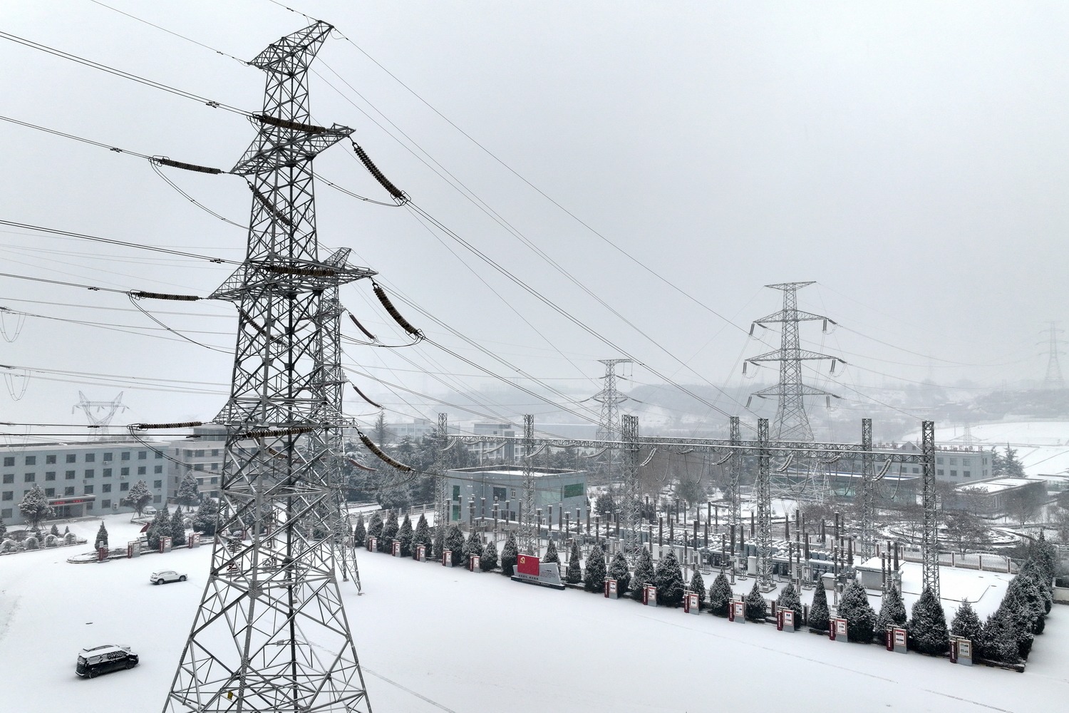 刘家峡水电厂：“以雪为令”应对寒潮降雪天气 (2).JPG