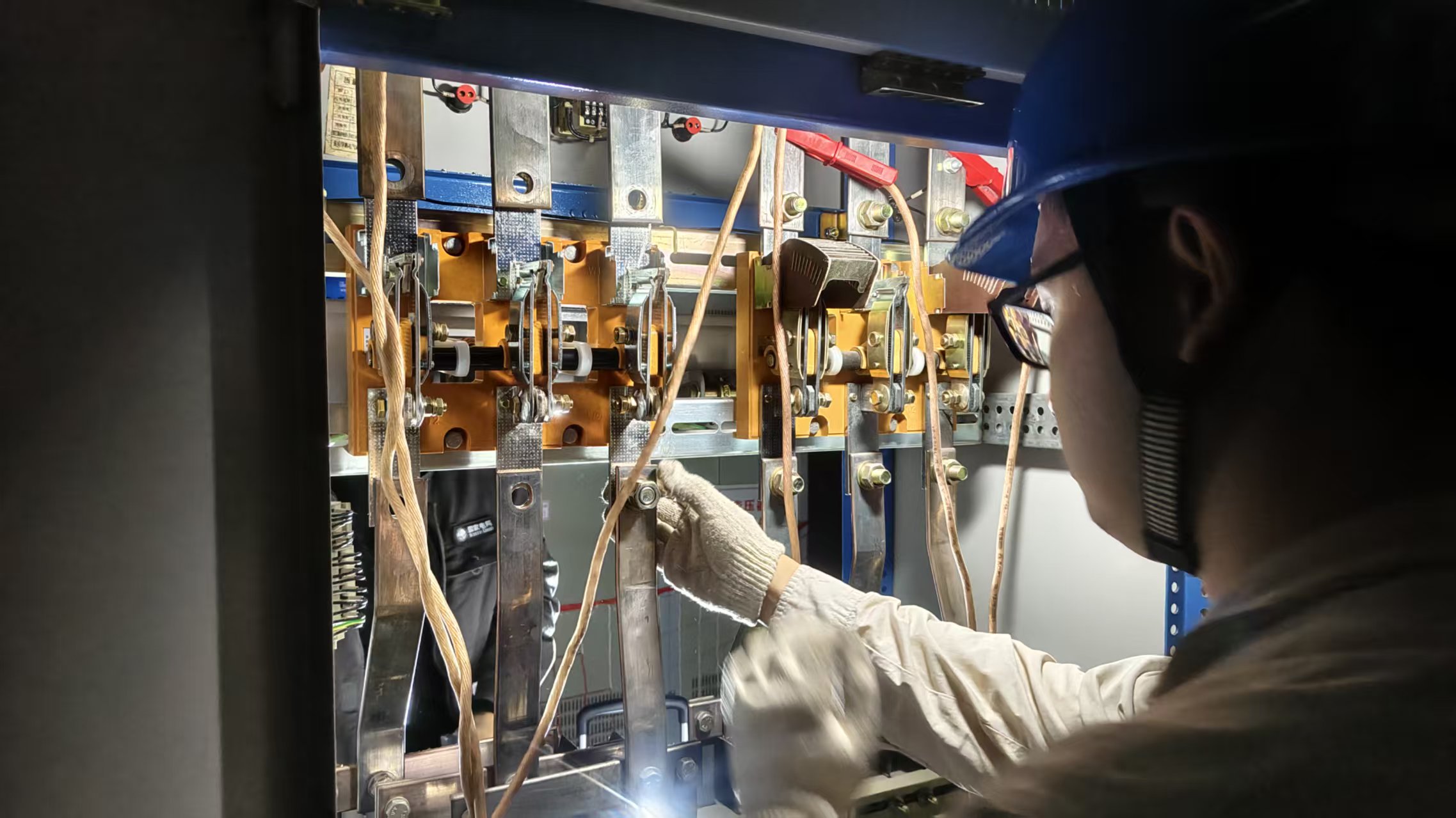 10kV圣堤亚纳#2配电房更换低压刀闸工作照2.jpg 10kV圣堤亚纳#2配电房更换低压刀闸工作照2.jpg