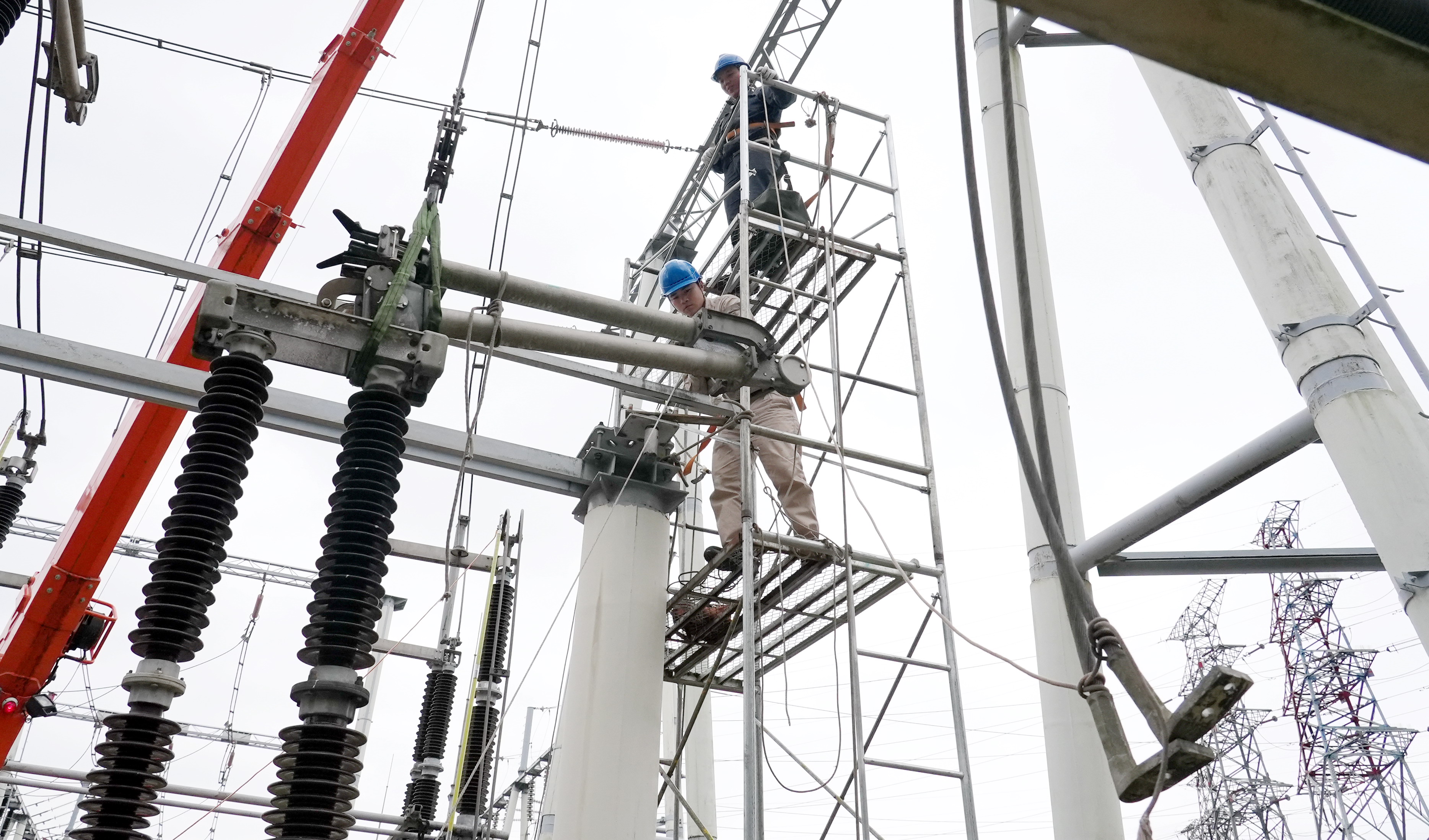 2025年11月18日，国网福州供电公司检修人员正在220千伏江田变电站内进行刀闸大修作业6（柯俊明）.jpg