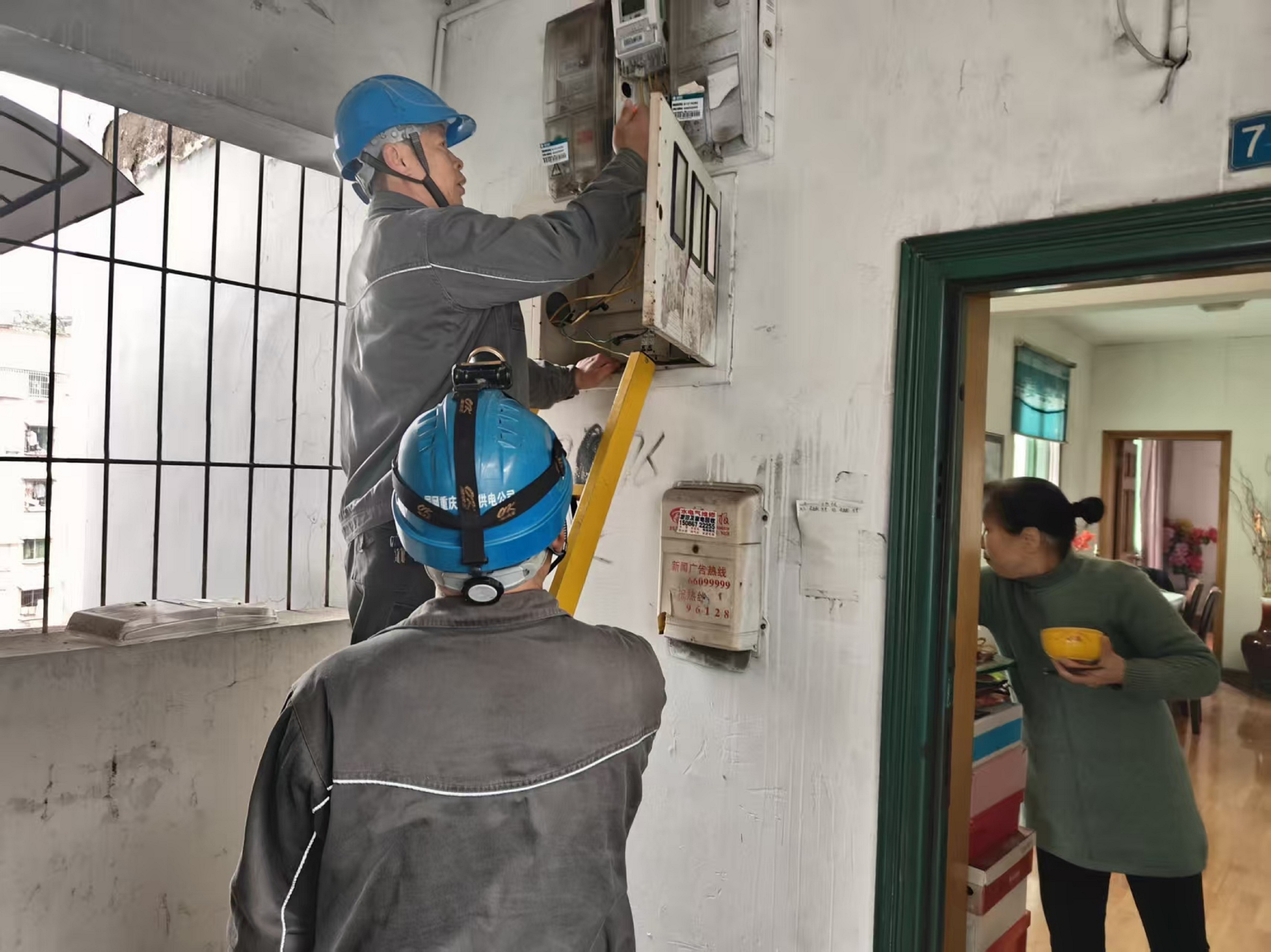 2026年2月3日,歇马供电所工作人员邱远志、叶小寒在歇马路19号2单元处理水管带电安全隐患.jpg 2026年2月3日,歇马供电所工作人员邱远志、叶小寒在歇马路19号2单元处理水管带电安全隐患.jpg