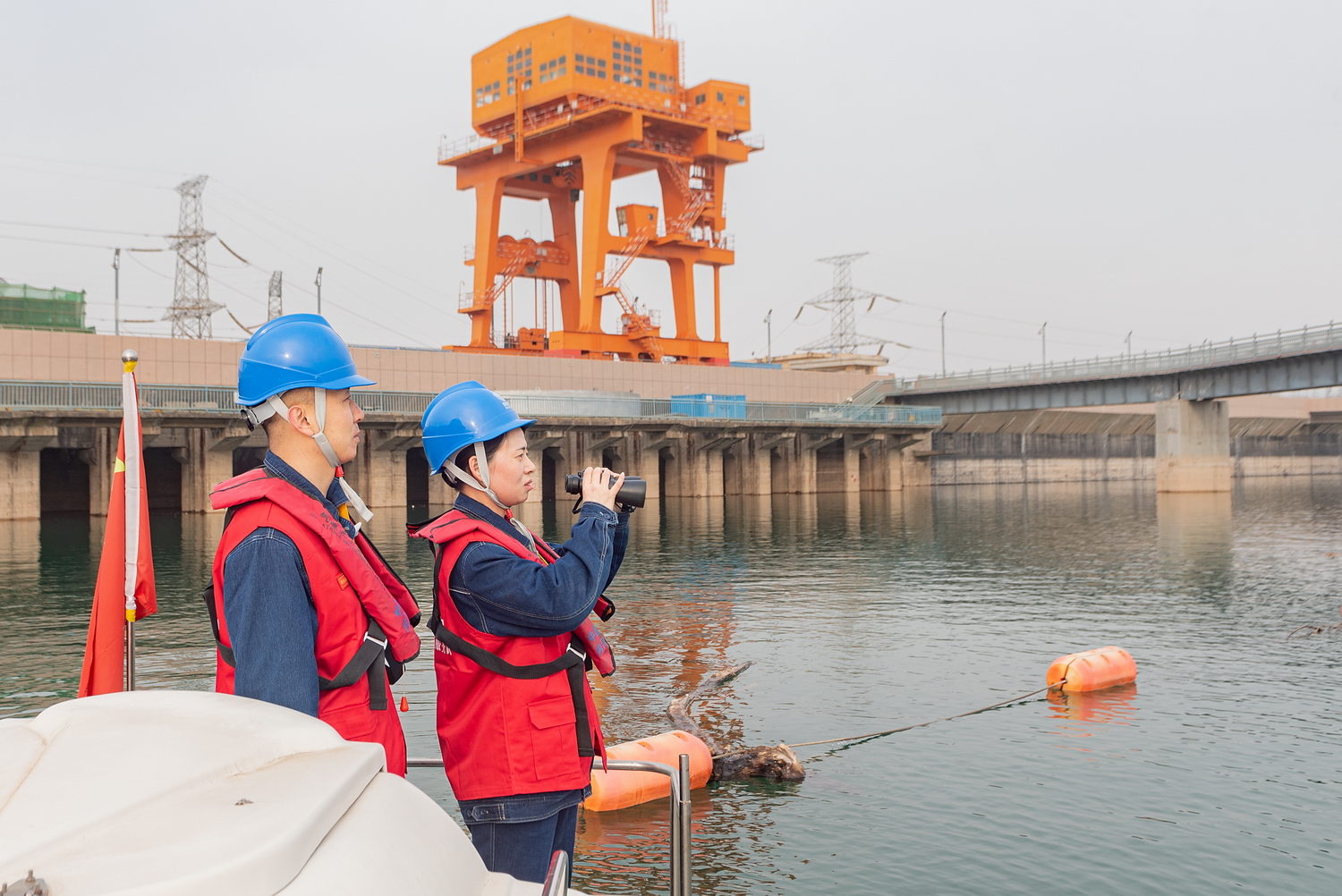 新春走基层丨高峡平湖的安全“守岁人” (1)_调整大小.jpg