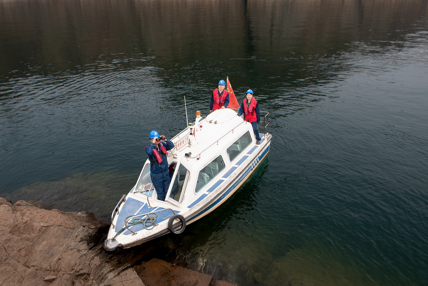 新春走基层丨高峡平湖的安全“守岁人” (2)_调整大小.jpg