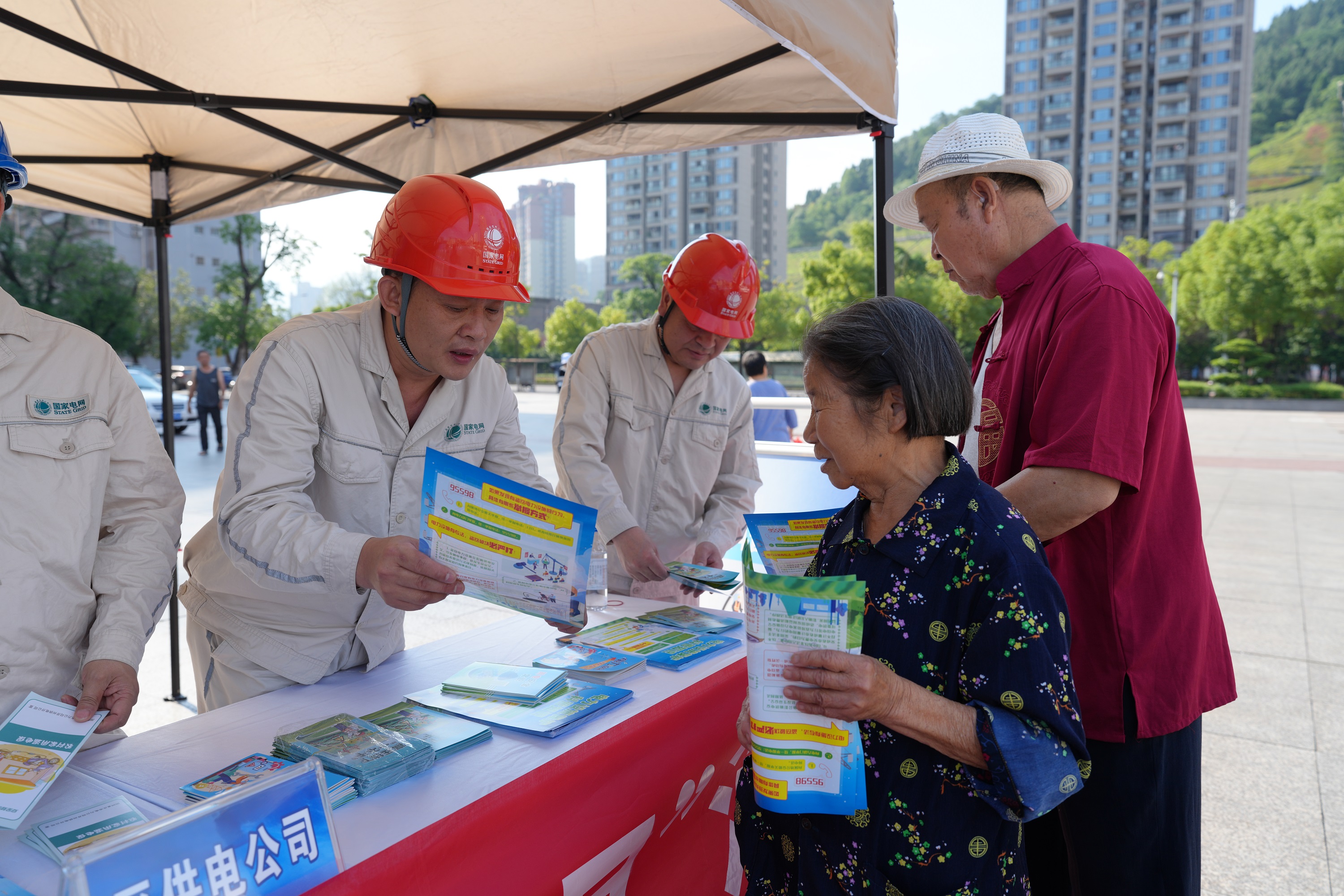 6月15日,国网重庆开州供电公司供电员工在开州云枫广场科普安全用电知识(张俊凯 摄).JPG 6月15日,国网重庆开州供电公司供电员工在开州云枫广场科普安全用电知识(张俊凯 摄).JPG