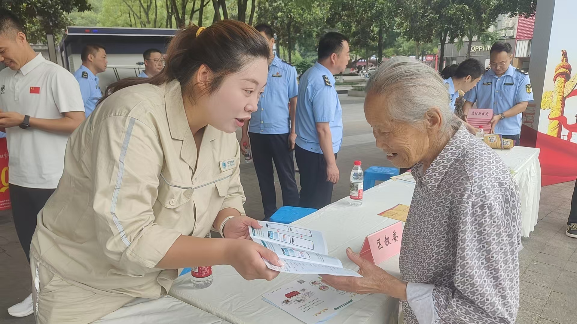 616城南低压营配服务班在嘉陵风情步行街开展宣传咨询日活动.jpg 616城南低压营配服务班在嘉陵风情步行街开展宣传咨询日活动.jpg