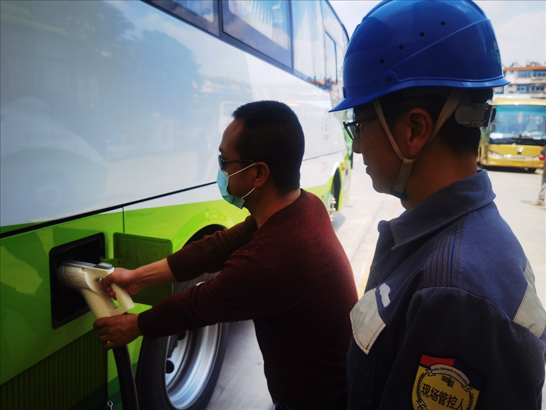 南方电网云南曲靖供电局大力推进充电基础设施建设,助力市民绿色、便捷出行。(阮松萍).jpg 南方电网云南曲靖供电局大力推进充电基础设施建设,助力市民绿色、便捷出行。(阮松萍).jpg