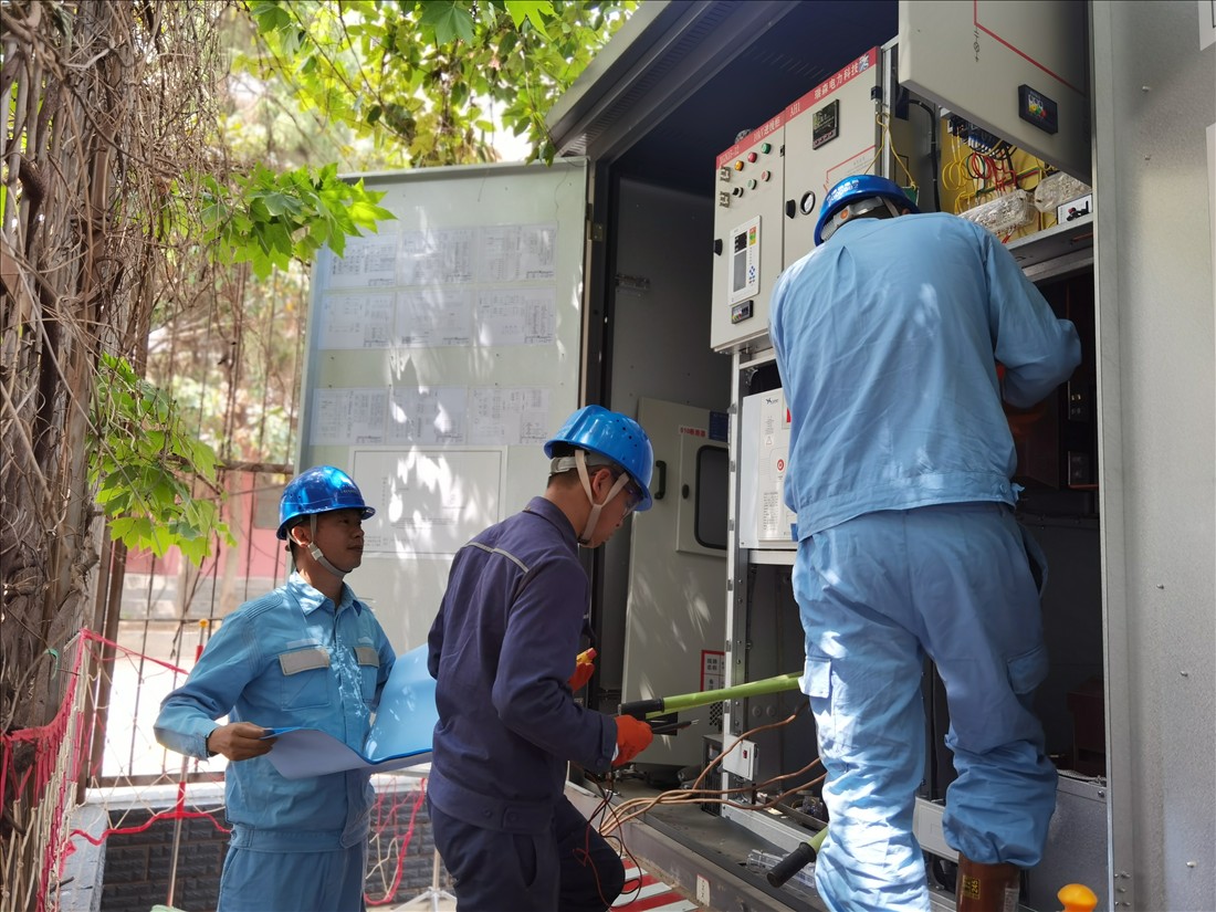 南方电网云南曲靖供电局工作人员对充电站计量表计封印前进行验电。(阮松萍).jpg 南方电网云南曲靖供电局工作人员对充电站计量表计封印前进行验电。(阮松萍).jpg