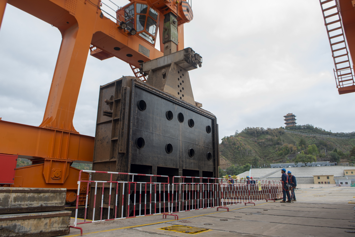 刘家峡水电厂：完成1号机组闸门落门 为整机改造筑牢安全基石.jpg