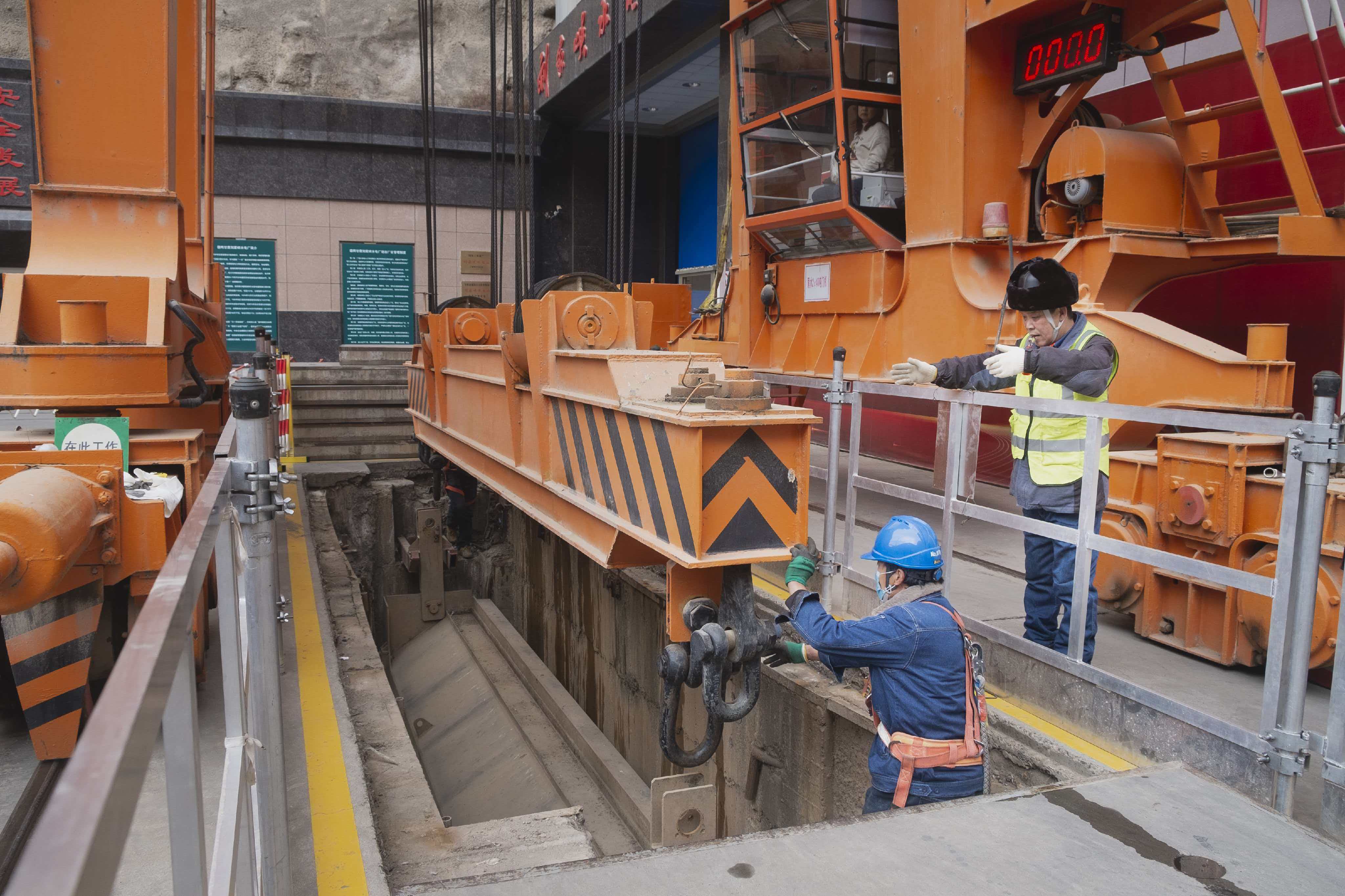 刘家峡水电厂：精准完成3号机组尾水闸门落门 筑牢检修安全屏障 (1).jpg