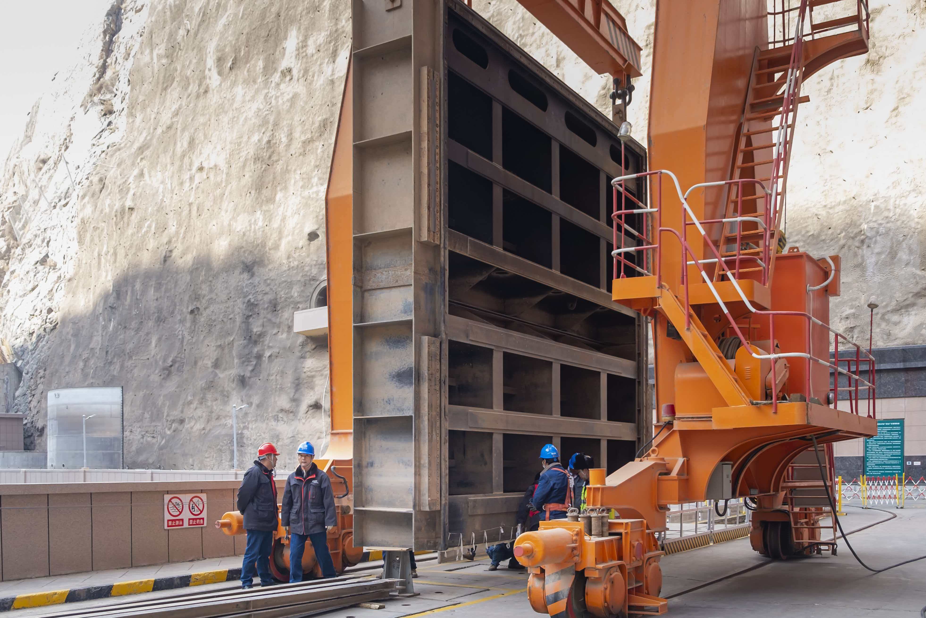 刘家峡水电厂：精准完成3号机组尾水闸门落门 筑牢检修安全屏障 (2).jpg