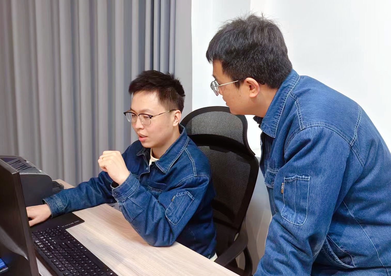 国网兰州供电公司西固供电分公司员工使用供电可靠性“先算后停”微应用预测停电时户数。贾瑛摄 (1).jpg 国网兰州供电公司西固供电分公司员工使用供电可靠性“先算后停”微应用预测停电时户数。贾瑛摄 (1).jpg