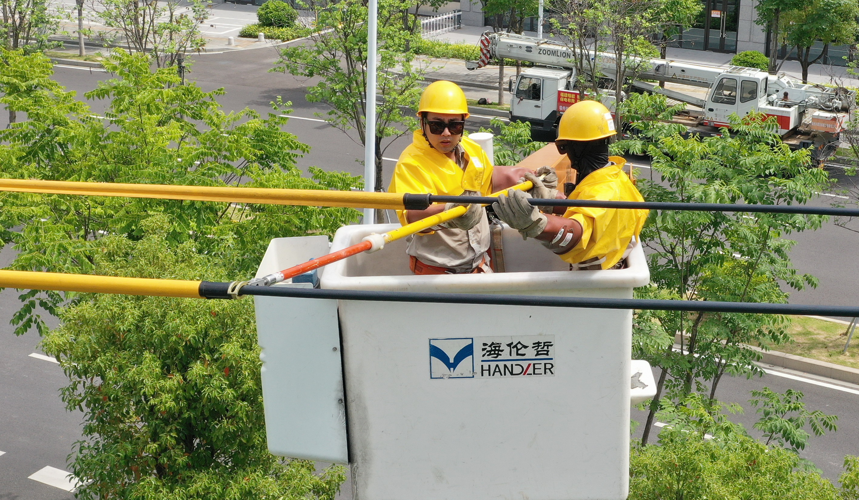 6月25日，国网福州供电公司带电作业人员在福州市雁头路开展带电立杆作业9（柯俊明）.jpg