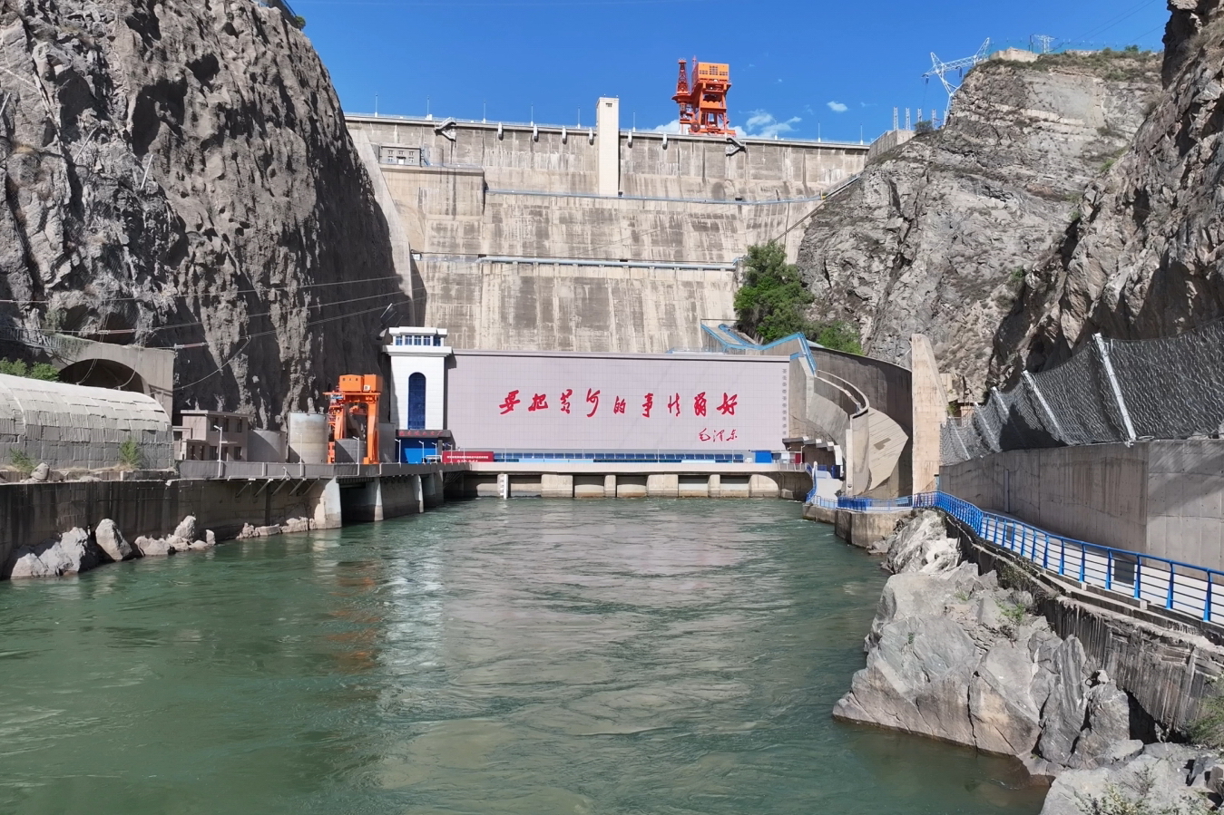 刘家峡水库全力支援沿黄灌区抗旱保墒.jpg
