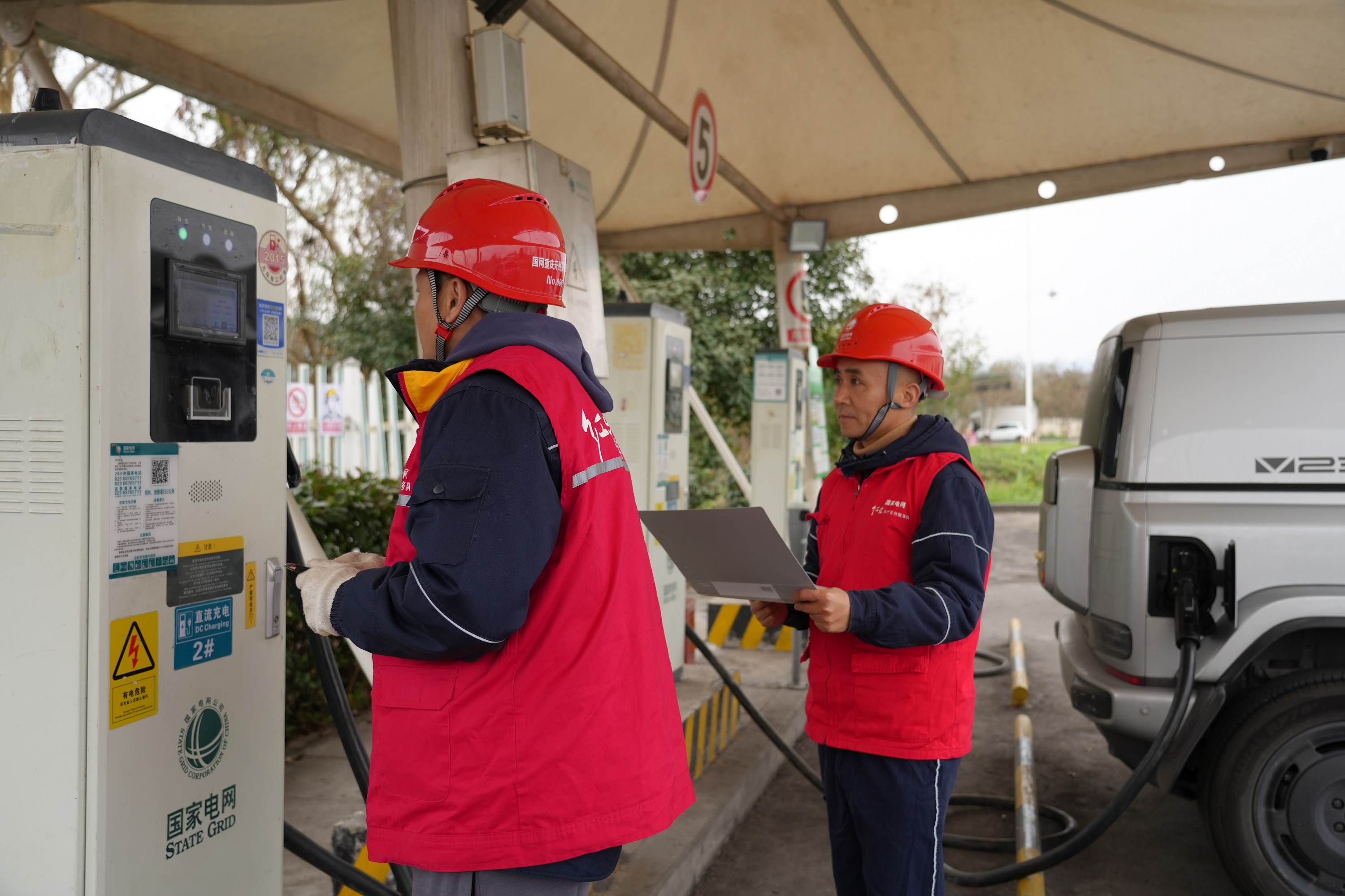 国网开州供电公司员工在开州服务区巡检充电桩.JPG