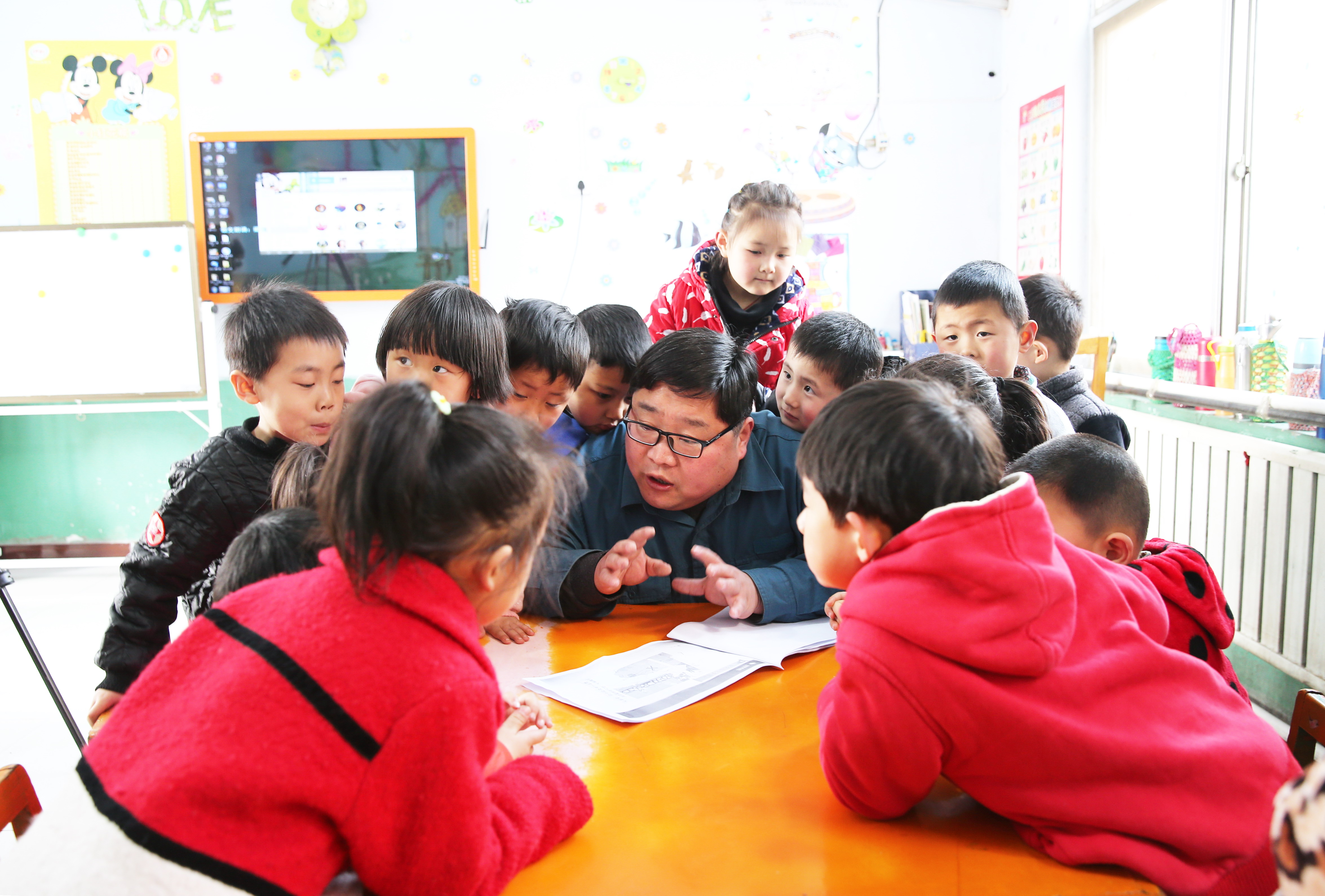 国网莱芜供电公司爱心彩虹志愿者在莱芜区北埠幼儿园开展讲解安全用电常识.jpg 国网莱芜供电公司爱心彩虹志愿者在莱芜区北埠幼儿园开展讲解安全用电常识.jpg