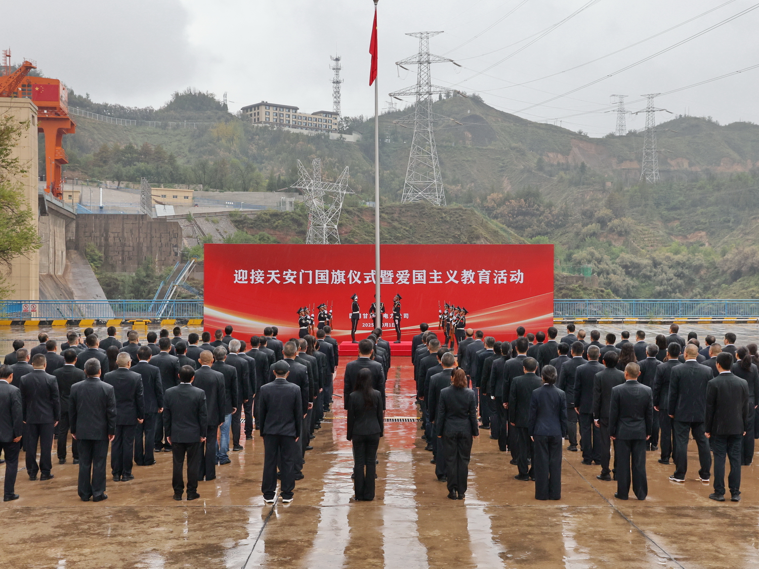 国网甘肃电力举行迎旗仪式点燃爱国豪情 (2).JPG