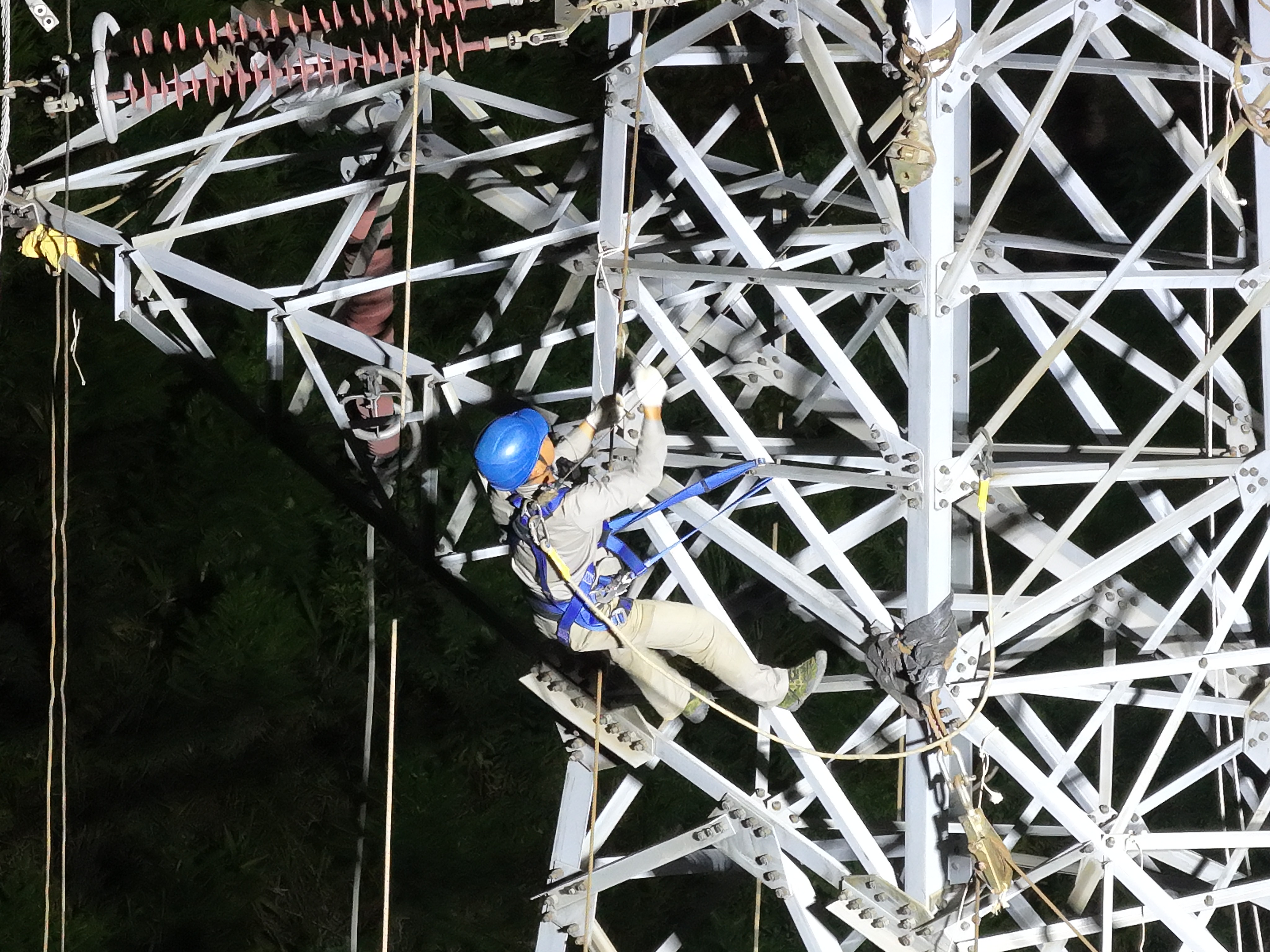线路拆除缓慢放线中(谢美芳 摄).jpg 线路拆除缓慢放线中(谢美芳 摄).jpg